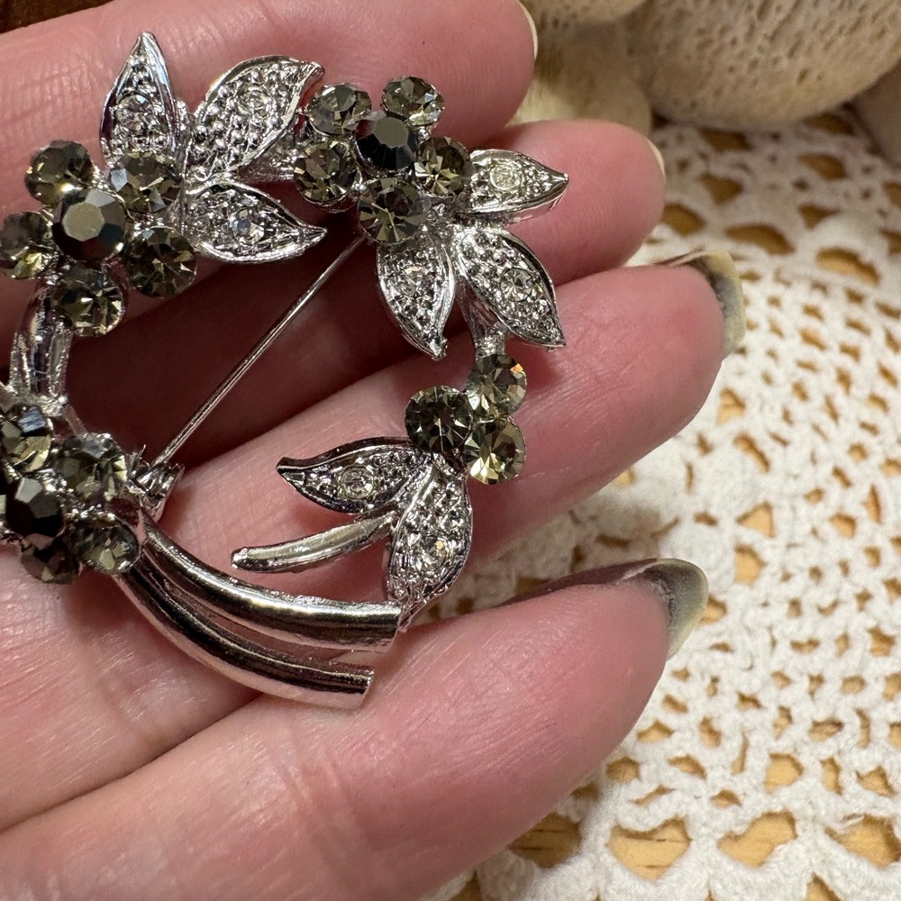 P84 Elegant Silver Floral Brooch
